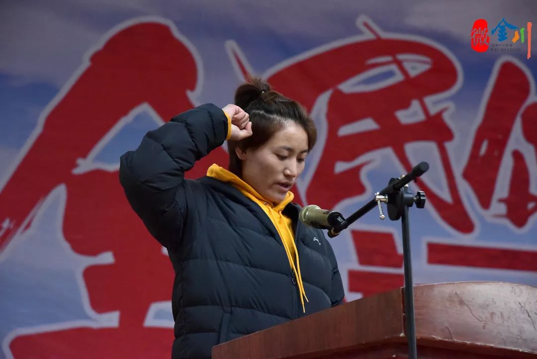 爱游戏入口-UFC夜战：塞外银狐队绝杀辽东猎隼队，速度优势明显赛场纪律更严谨